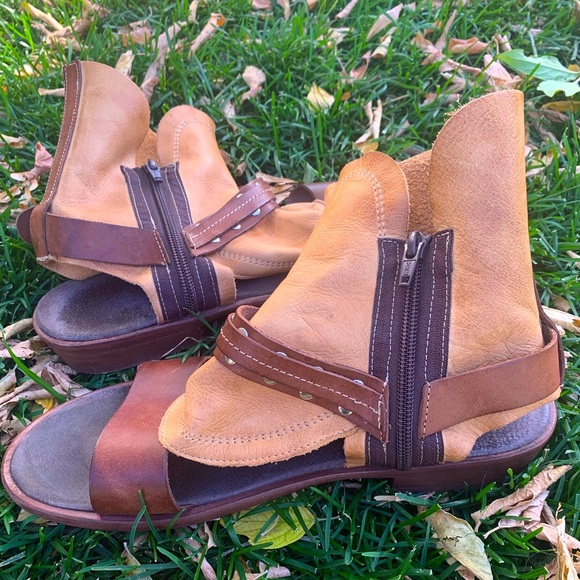 Women’s gauntlet sandals - Picture 2 of 3